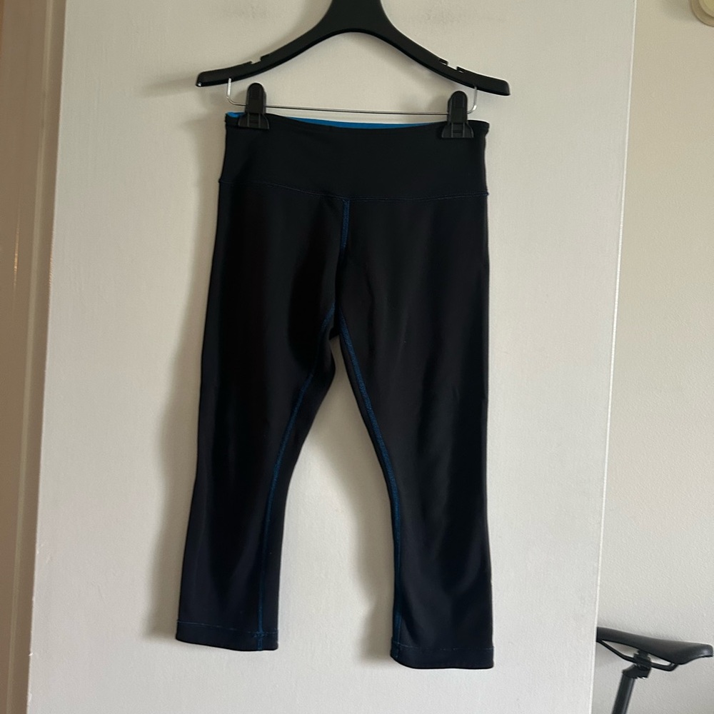 Lululemon Athletica Reversible Beaming Blue/Black Wunder Under Crop size 6 - Picture 8 of 14